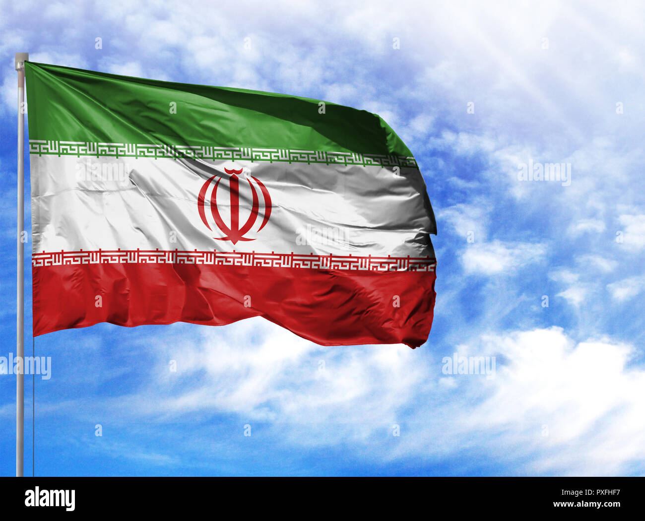 Nationalflagge von Iran über den Fahnenmast vor blauem Himmel. Stockfoto