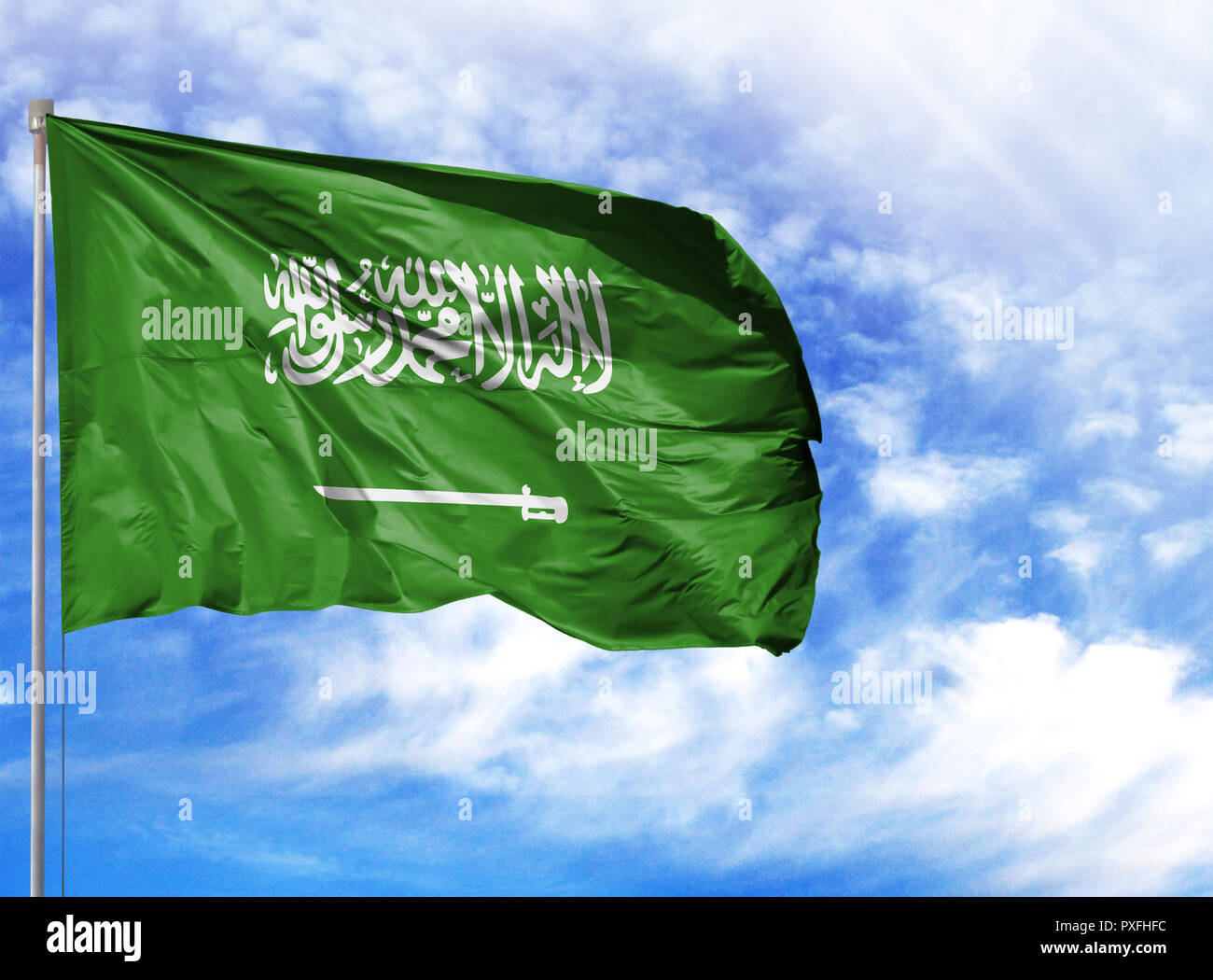 Nationalflagge von Saudi-arabien auf einem Fahnenmast vor blauem Himmel. Stockfoto