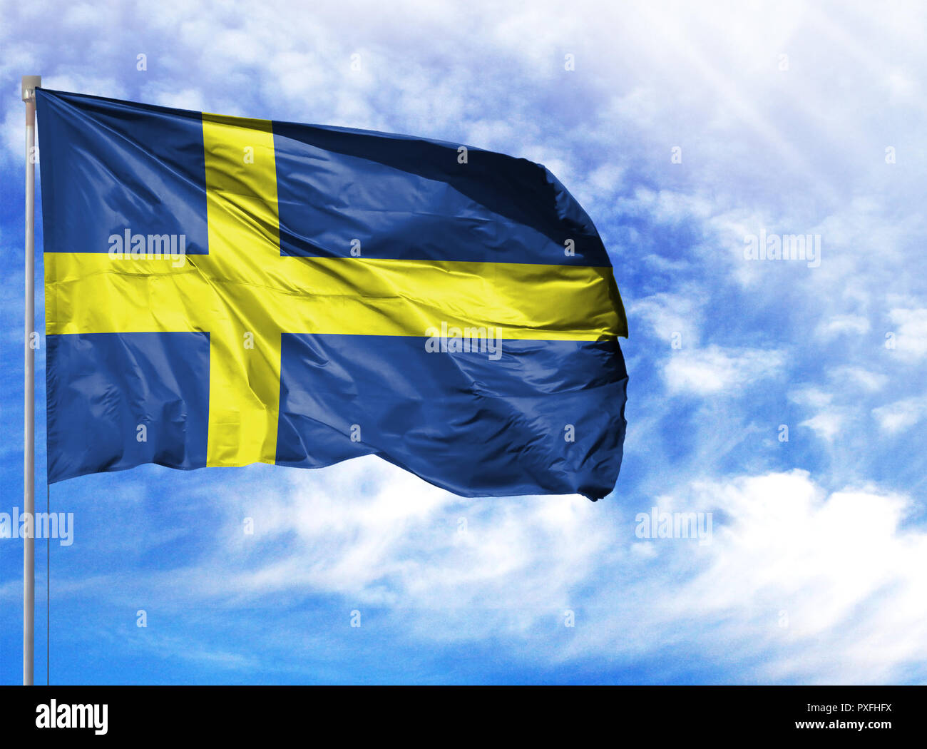 Flagge Schweden über einen Fahnenmast vor blauem Himmel. Stockfoto