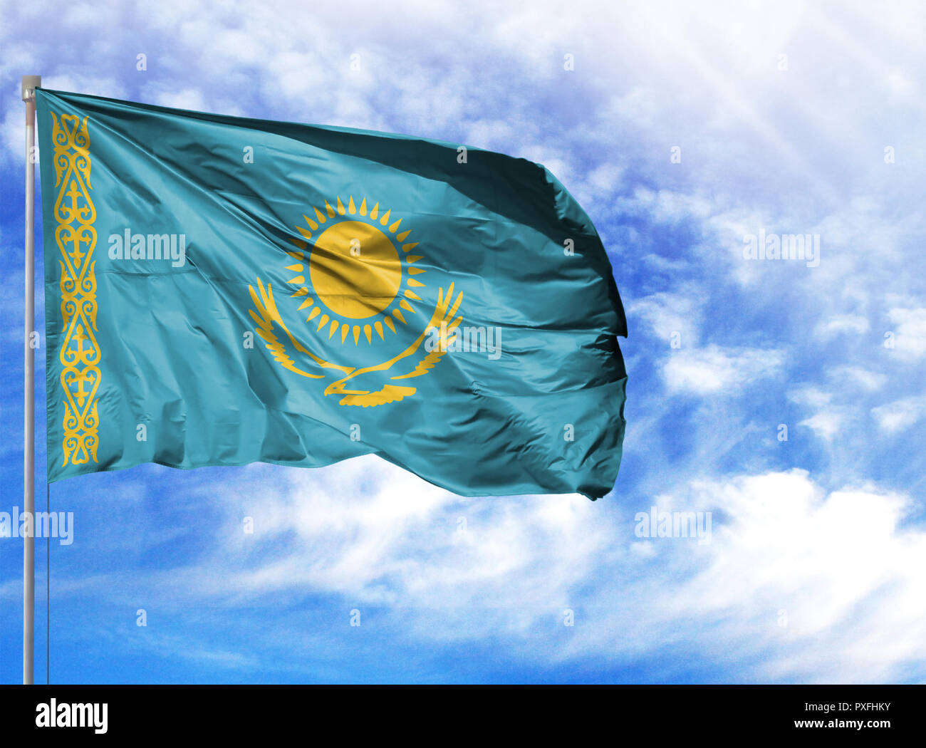Nationalflagge von Kasachstan an einem Fahnenmast vor blauem Himmel. Stockfoto