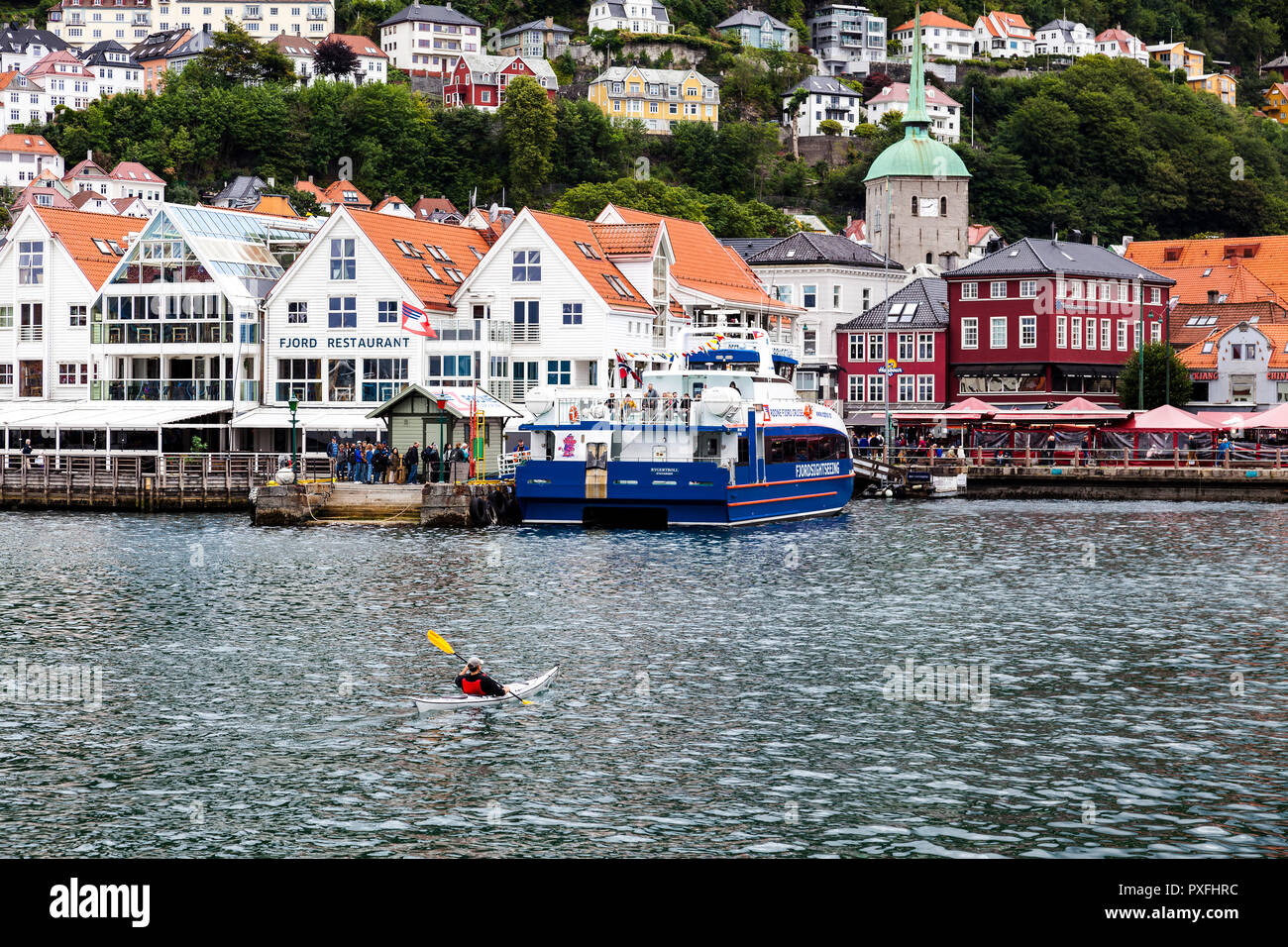 Katamaran Rygertroll (erbaut 2012) an Ihrem Kais im Hafen von Bergen, Norwegen Stockfoto