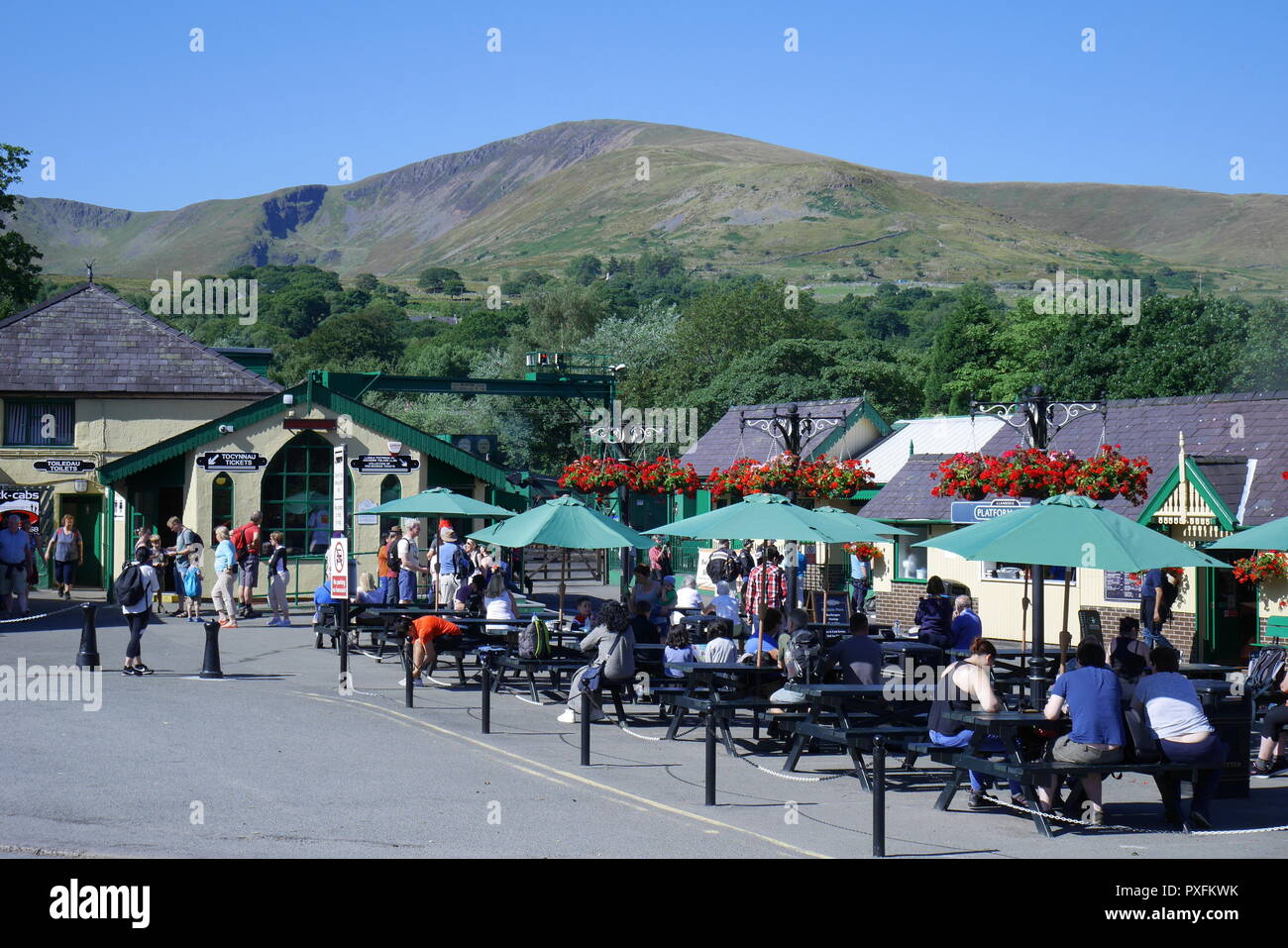 Bahnhofsvorplatz und Ticket Office, Llanberis, Snowdon Mountain Railway, Llanberis, Gwynedd, Wales, Großbritannien Stockfoto