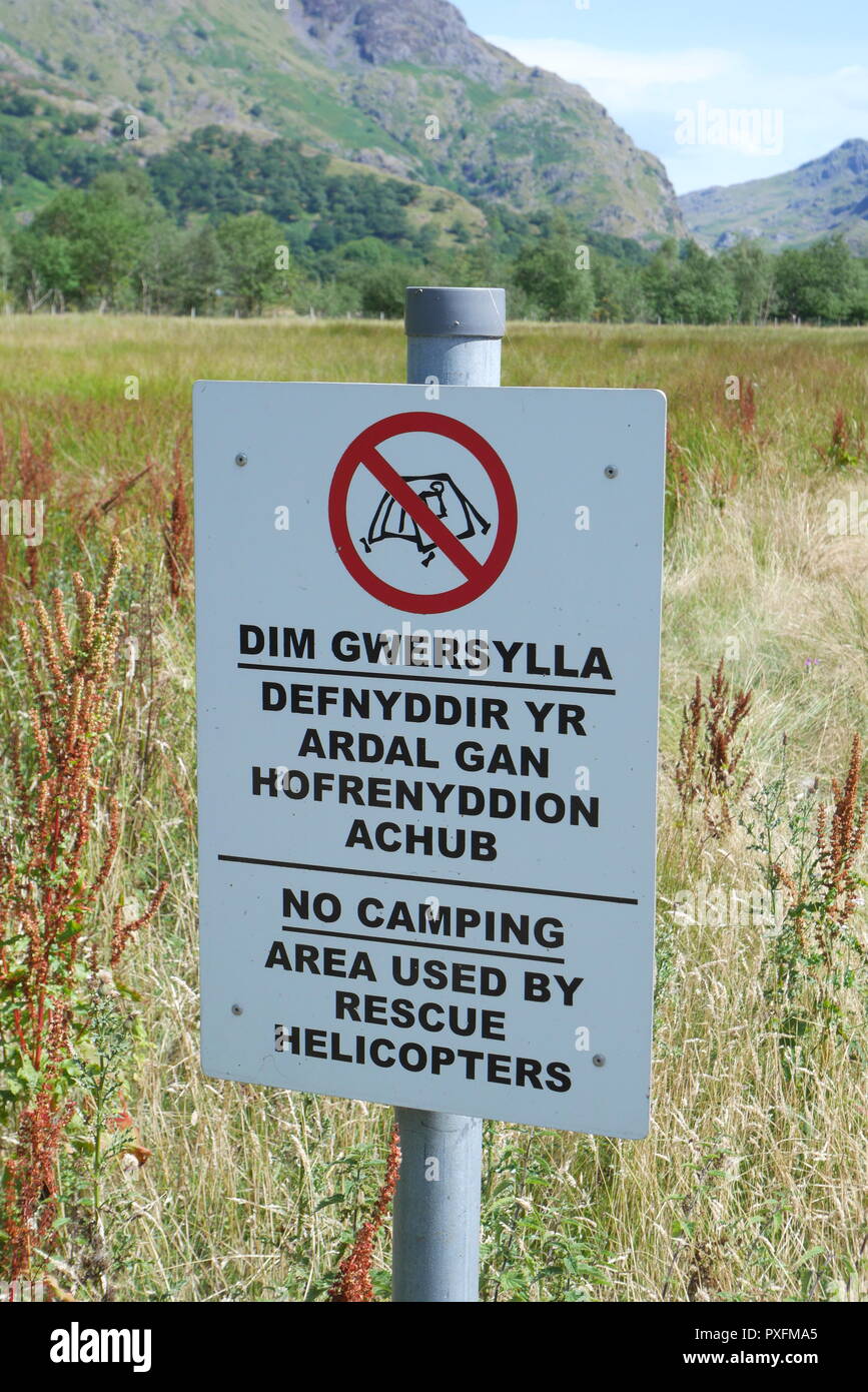 In Englisch und Walisisch Schild, dass Camping nicht als gestattet mit Rettungshubschraubern verwendet, Snowdon, North Wales, Vereinigtes Königreich Stockfoto