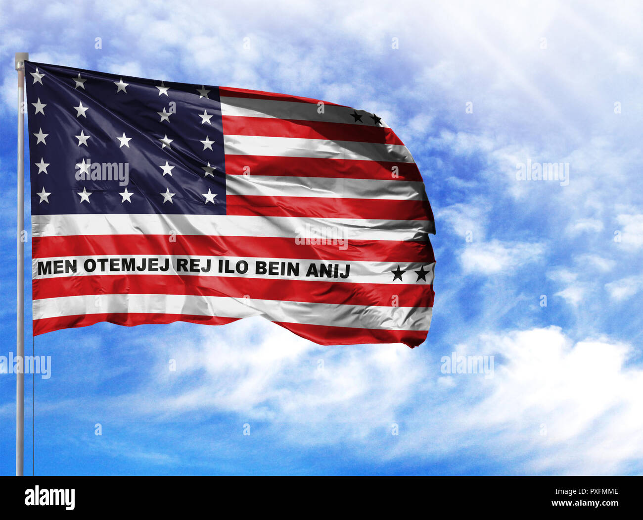 Nationalflagge von Bikini Atoll an einem Fahnenmast vor blauem Himmel. Stockfoto