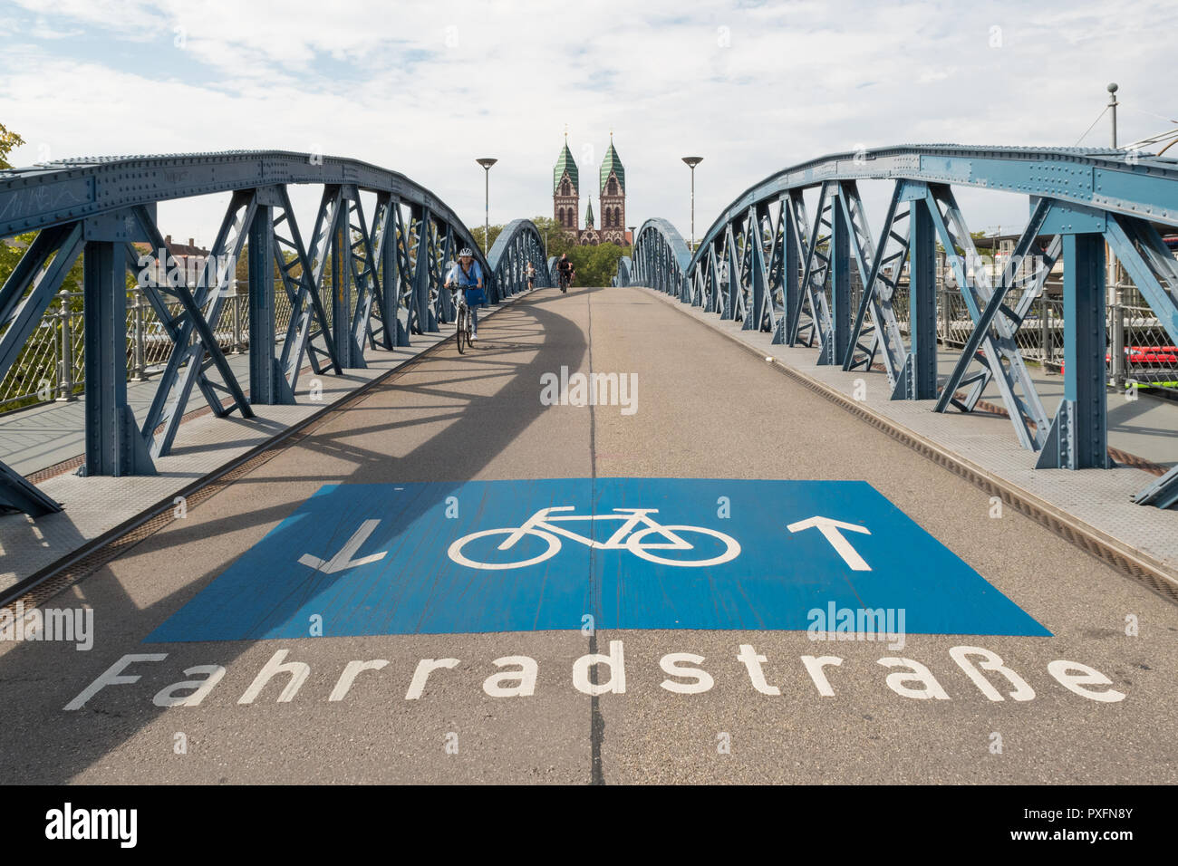Rad weg - fahrradstrasse - und Symbol Logo auf der blauen Brücke oder Wiwili Brücke, Freiburg im Breisgau, Deutschland Stockfoto