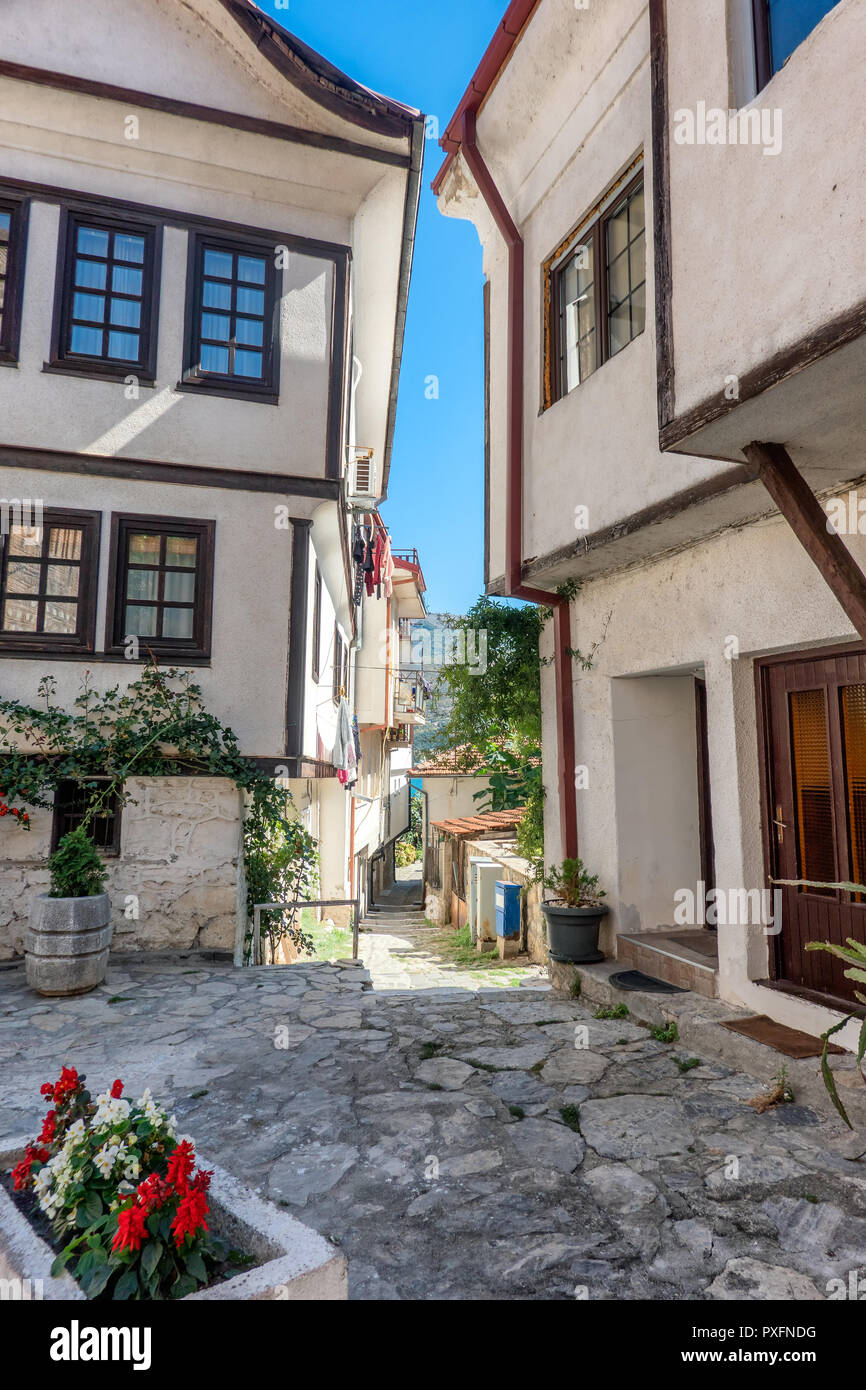 Traditionelle Häuser kleine Straßen in Ohrid, Mazedonien Stockfoto