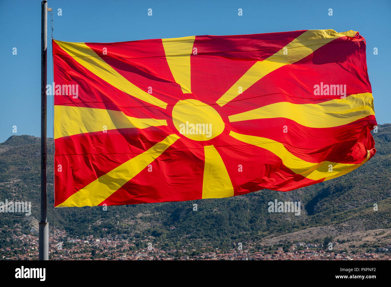 Wehende Flagge von Mazedonien Stockfoto