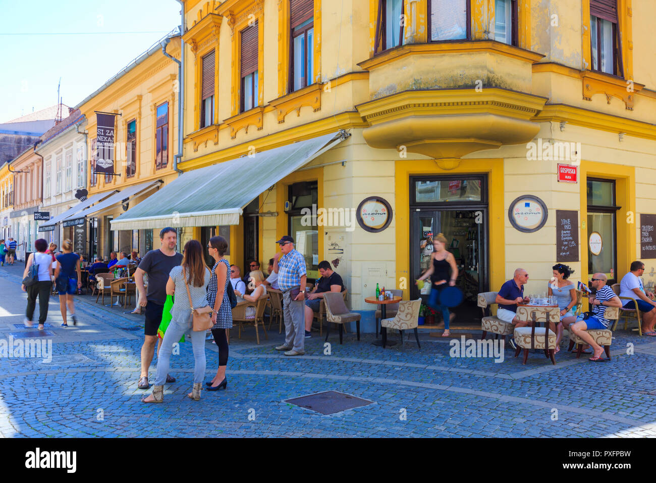 Menschen in einem Straßencafé. Stockfoto