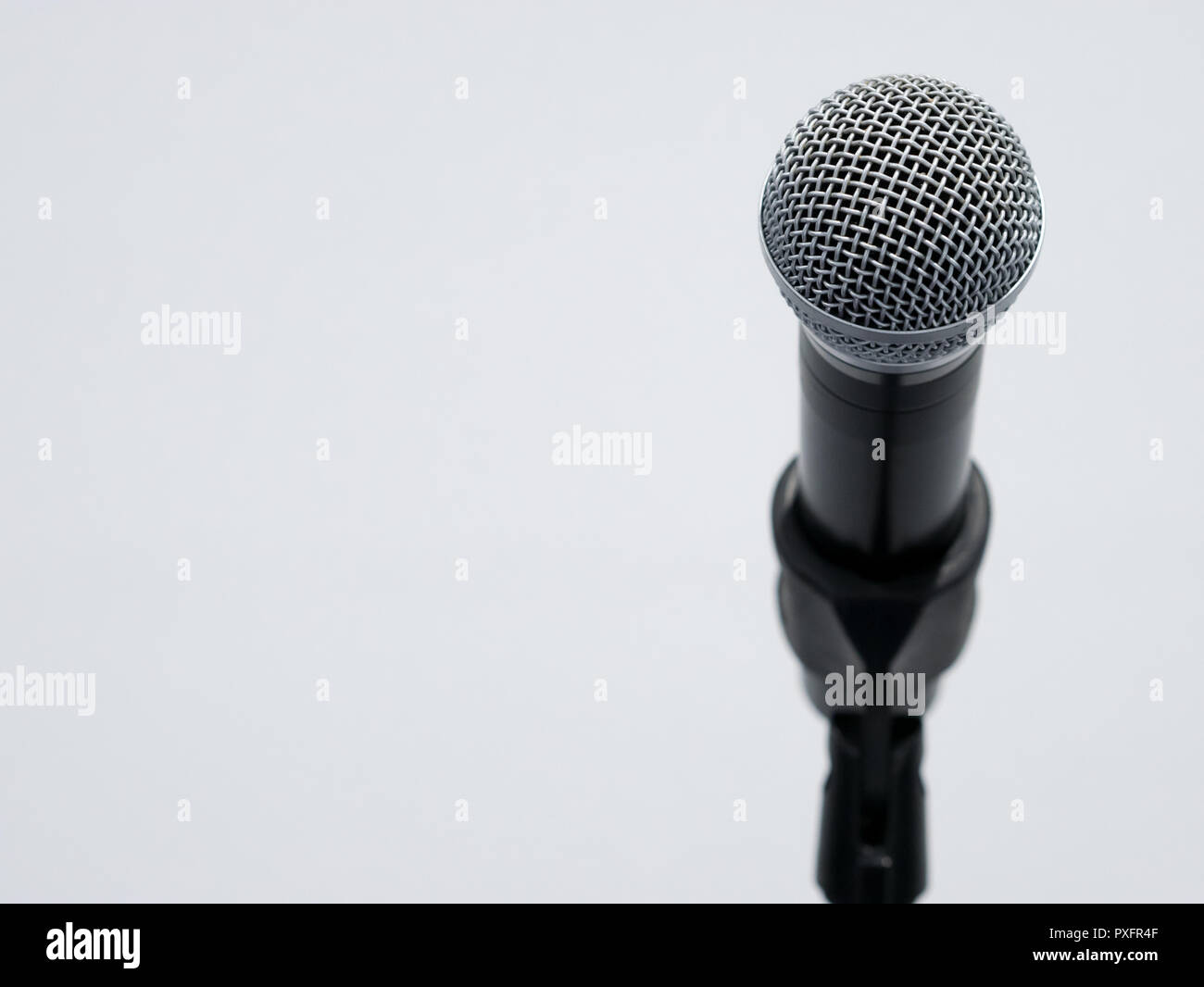 Mikrofon auf Stand auf weißem Hintergrund Nahaufnahme Stockfoto