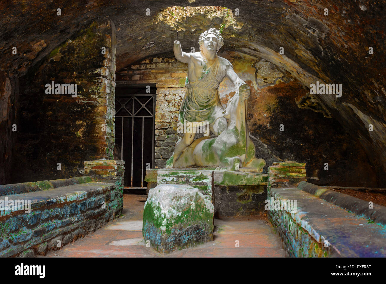 Antiken Ostia, Rom Italien. Mither statue Töten der Stier Stockfoto