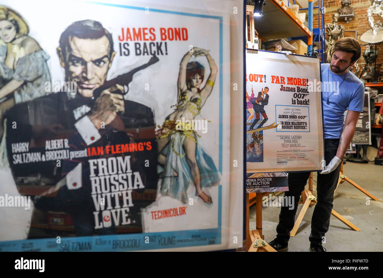Prop Store Mitarbeiter Matt Geschichte Passt Ein Plakat Fur Den James Bond Film 1969 Im Geheimdienst Ihrer Majestat Wahrend Eine Vorschau Auf Die Bevorstehende Kino Plakat Auktion An Der Prop Shop Head