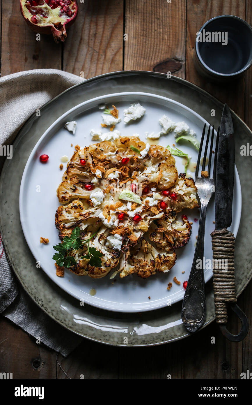Gebratener Blumenkohl Steak mit tahini Sosse, Fetakäse und Granatapfel ...