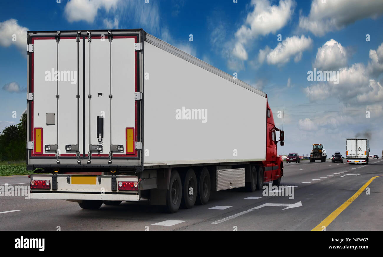 Container auf der großen Autobahn. Lasten transportieren Stockfoto