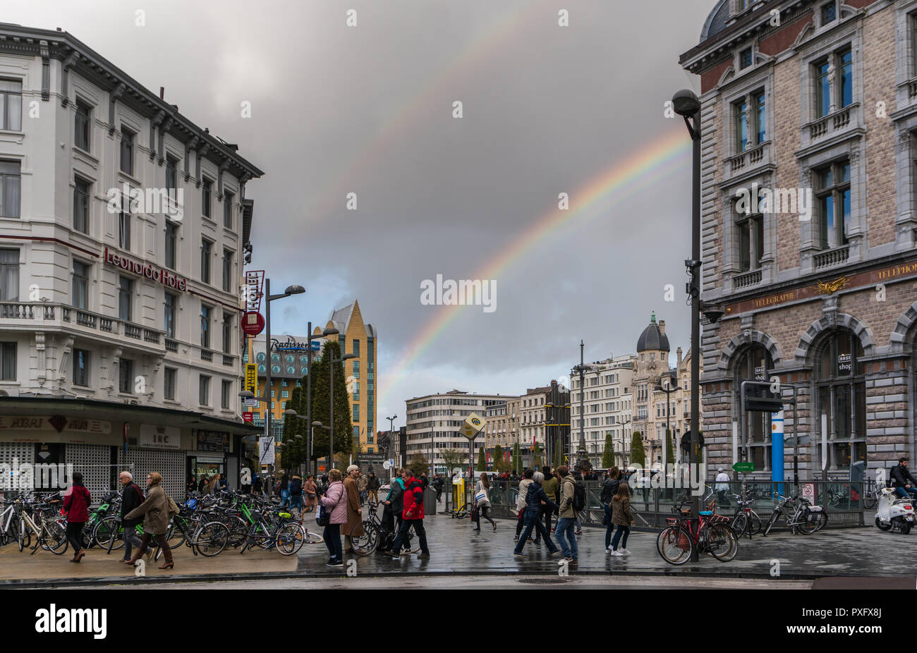 Antwerpen, Belgien - 2018-10-01: Regenbogen über dem Koningin Astridplein (Königin Astrid Square), aus der Ecke mit dem Keijserlei gesehen. Stockfoto