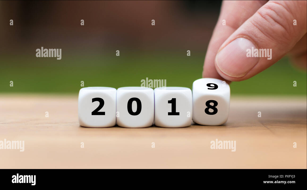 Würfel symbolisieren den Wechsel in das neue Jahr 2019 Stockfoto