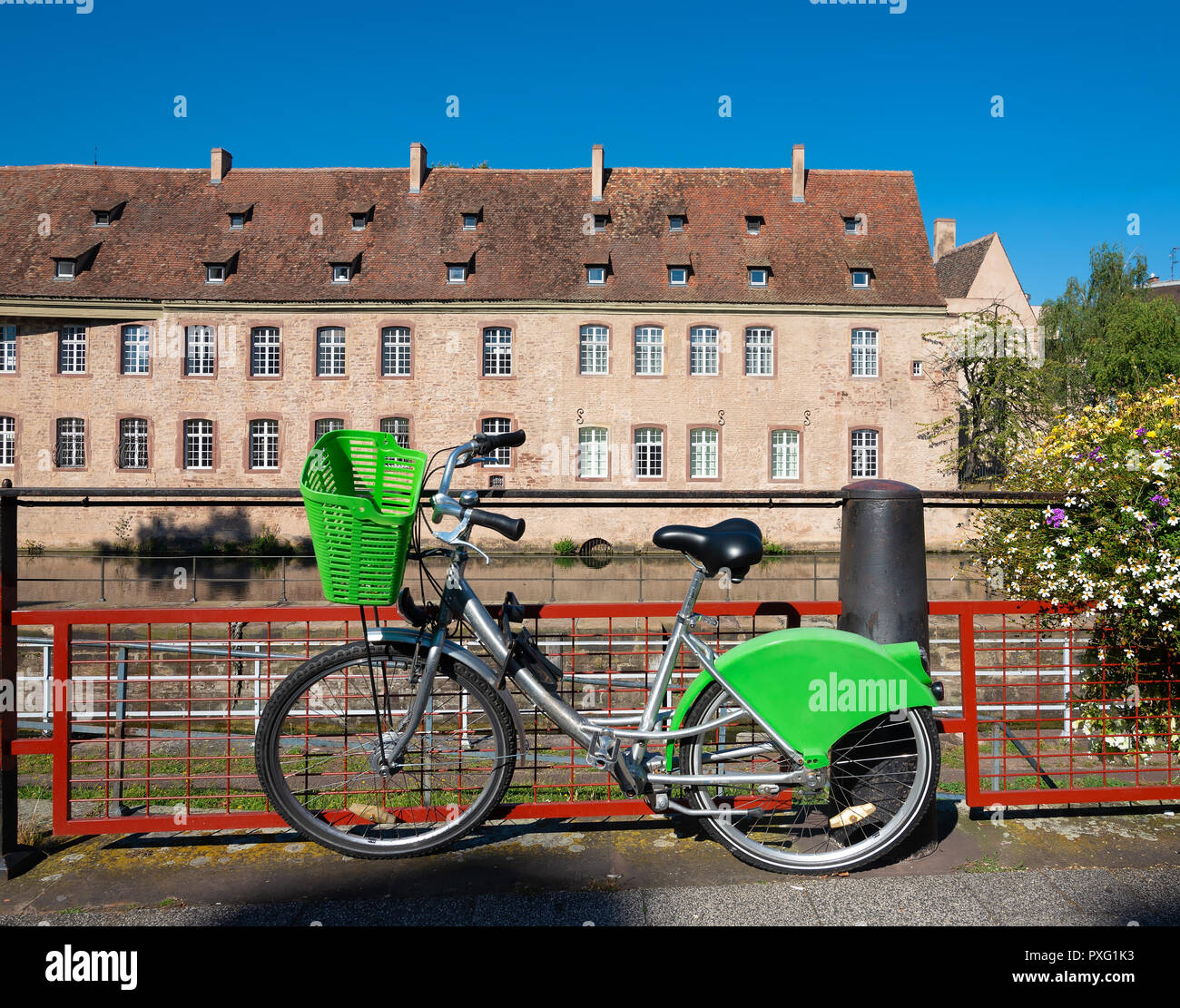 Fahrrad in der Stadt Straßburg geparkt Stockfoto