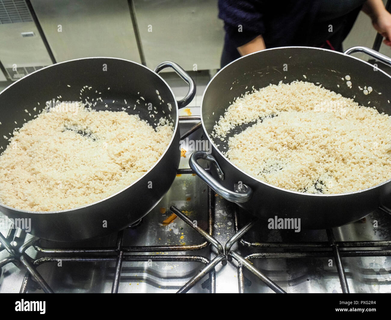 Erste Schritte des Risotto Rezept : gerösteter Reis und gute Brühe, und Weißwein Stockfoto