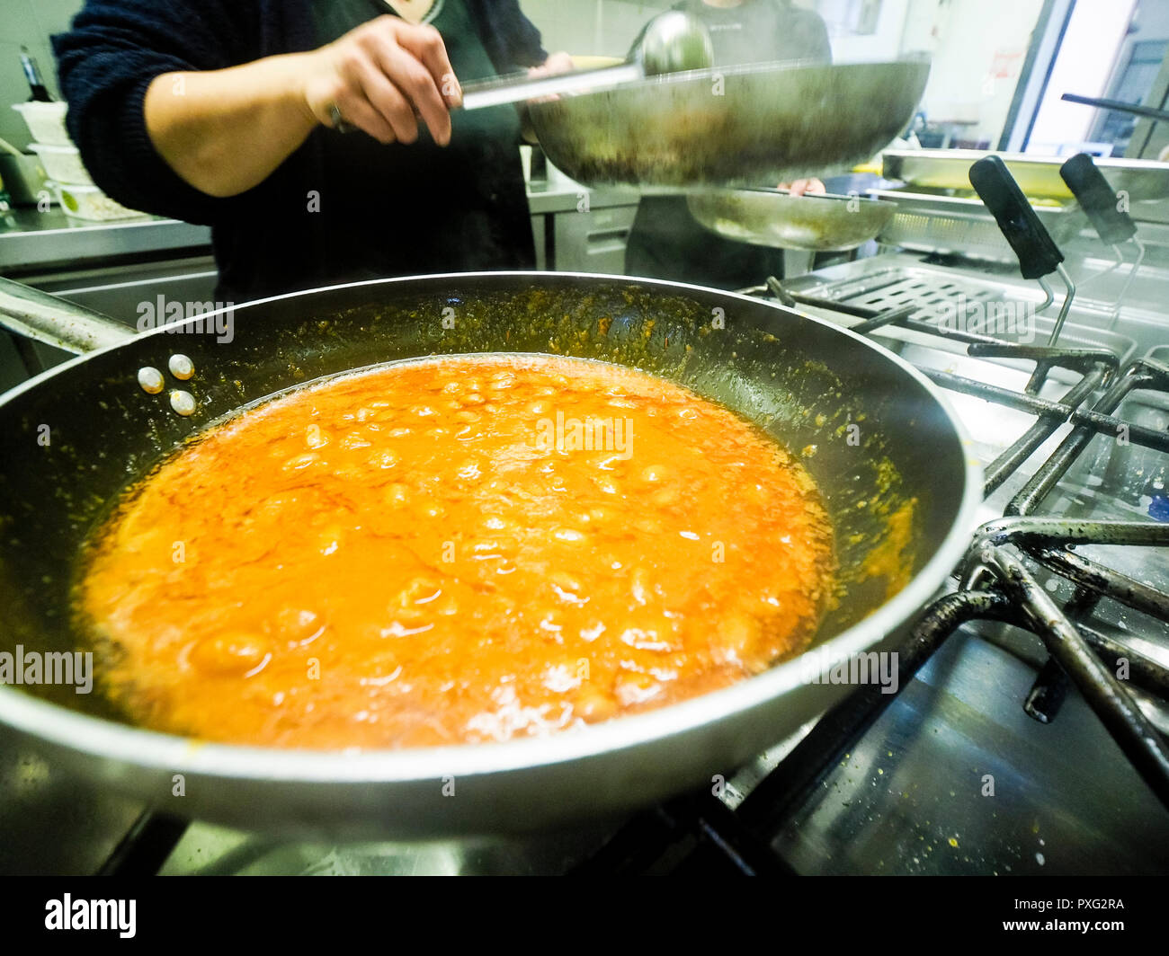 Koch in der Küche Restaurant Kochen Kürbis Sauce Stockfoto