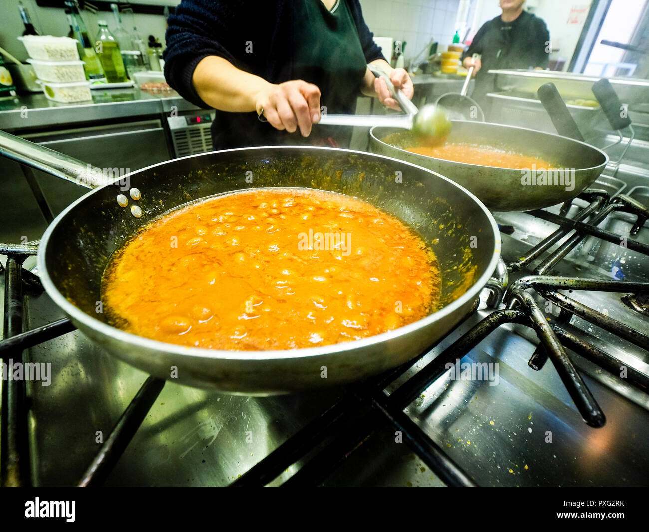 Koch in der Küche Restaurant Kochen Kürbis Sauce Stockfoto