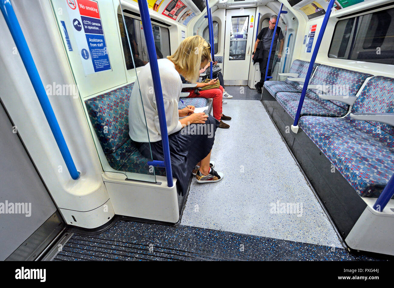 Frau Kennzeichnung arbeiten an einer U-Bahn, London, England, UK. Stockfoto