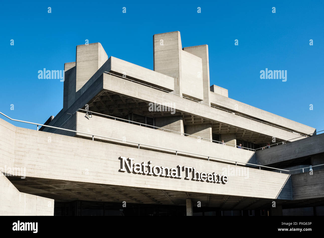 London, Großbritannien. Das National Theater, von dem Architekten Denys Lasdun, 1977 am Südufer der Themse neben der Waterloo Bridge geöffnet Stockfoto