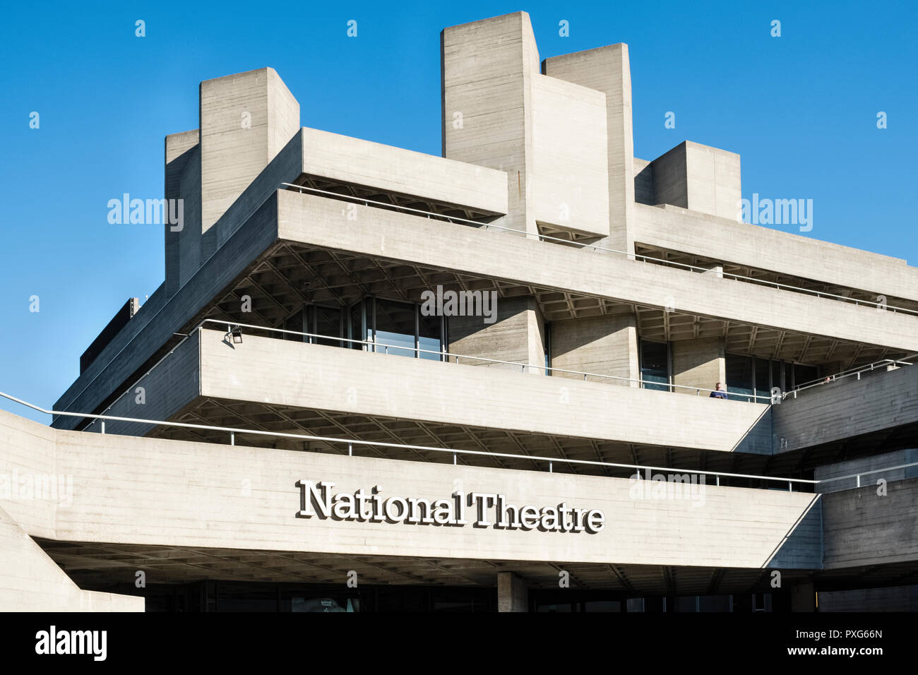London, Großbritannien. Das National Theater, von dem Architekten Denys Lasdun, 1977 am Südufer der Themse neben der Waterloo Bridge geöffnet Stockfoto