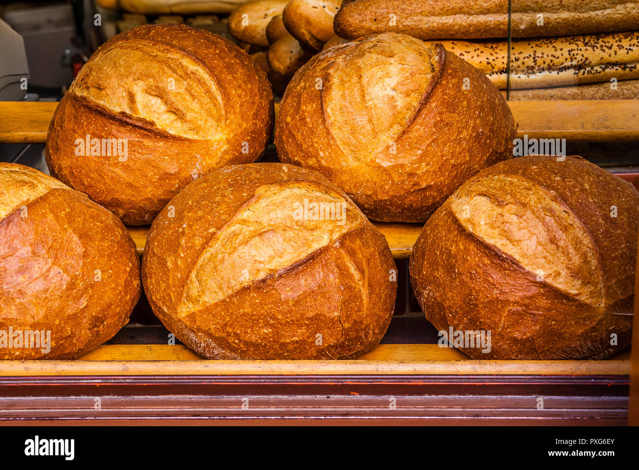 Artisan Brot auf den Verkauf in einer Bäckerei. Stockfoto