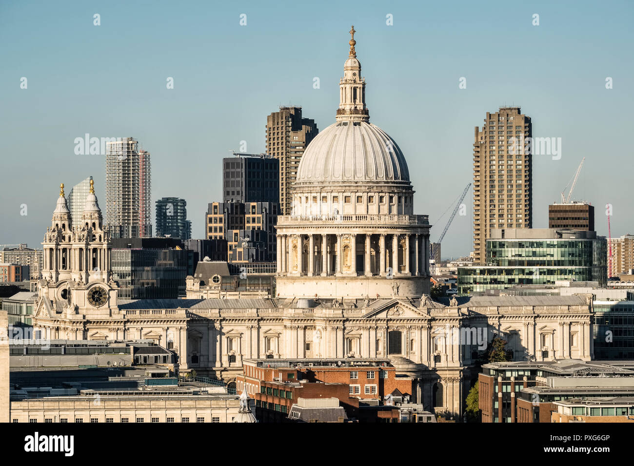London, Großbritannien. Blick auf die St. Paul's Cathedral aus der obersten Etage der Galerie Tate Modern Bankside am Stockfoto