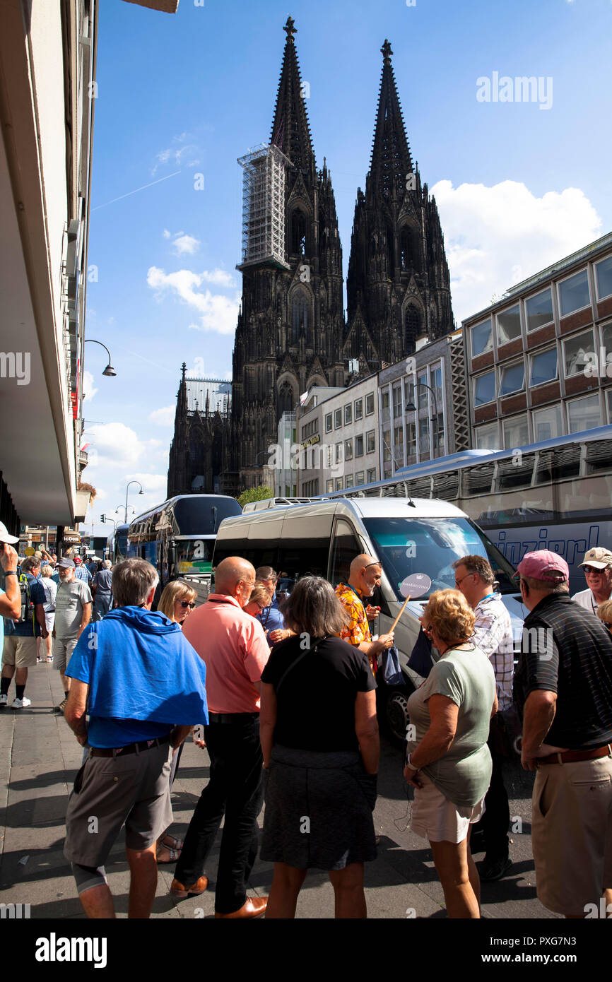 Touristen in der Nähe der Kathedrale, Köln, Deutschland. Touristen nahe Dom, Köln, Deutschland Stockfoto