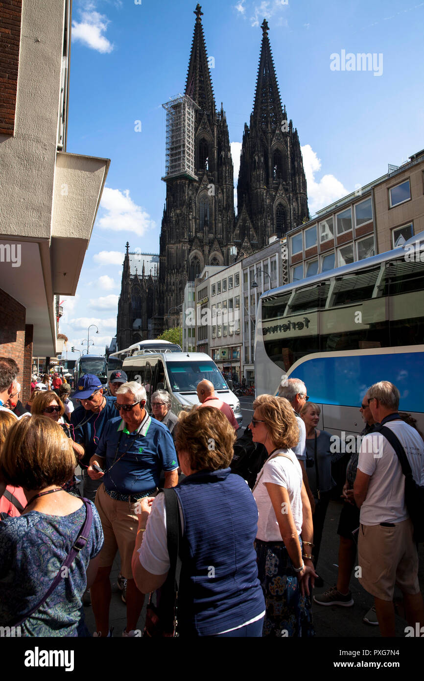 Touristen in der Nähe der Kathedrale, Köln, Deutschland. Touristen nahe Dom, Köln, Deutschland. Stockfoto