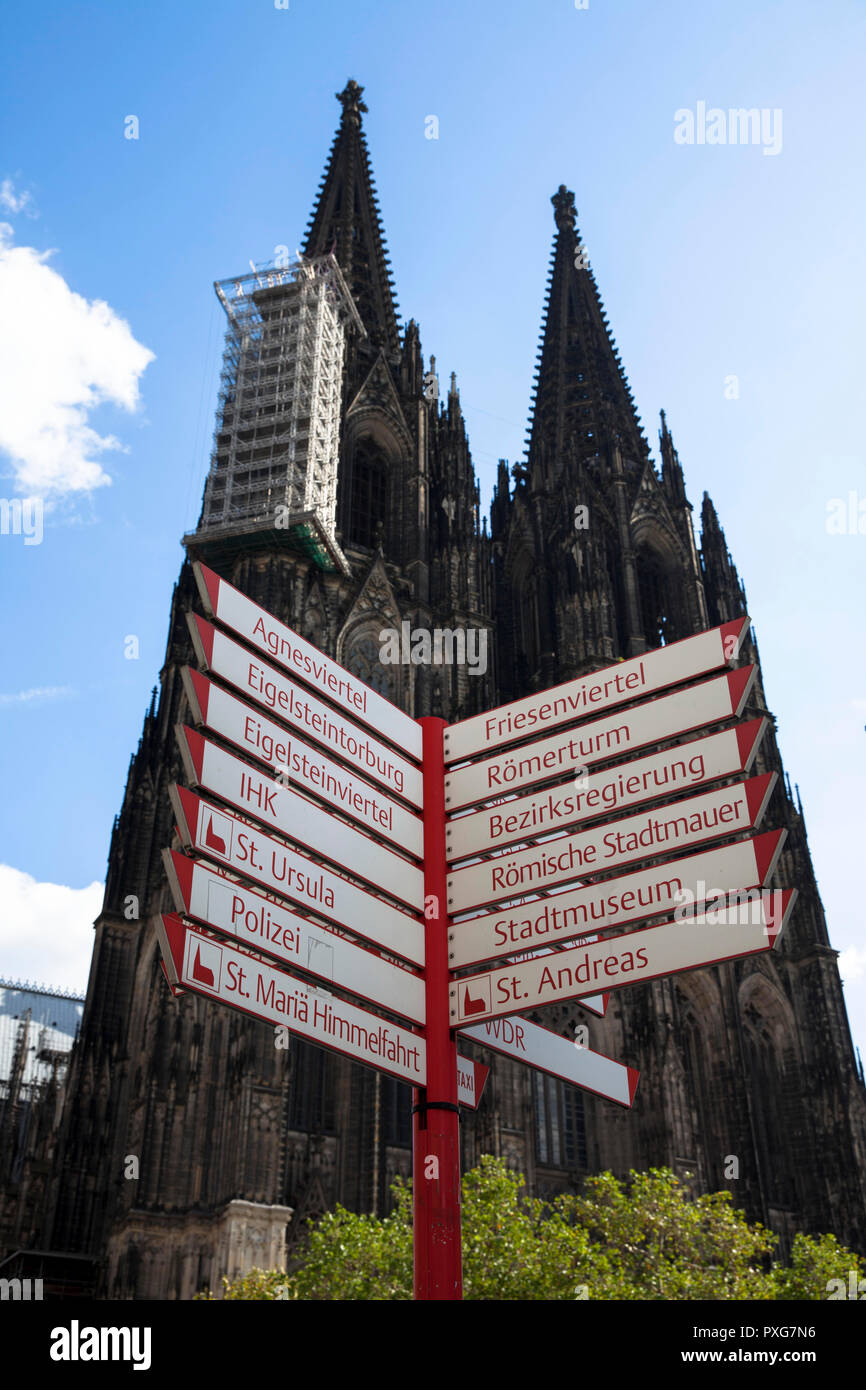 Schild vor der Kathedrale, Gerüste an der nördliche Turm, Köln, Deutschland. Wegweiser vor dem Dom, Geruest am Nordturm, Koeln, sind Stockfoto