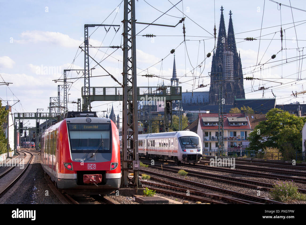 Züge auf dem Weg zum und vom Bahnhof, der Kathedrale, Köln, Deutschland. Zuege auf dem Weg vom und zum Hauptbahnhof, Dom, Köln, Deutschl Stockfoto