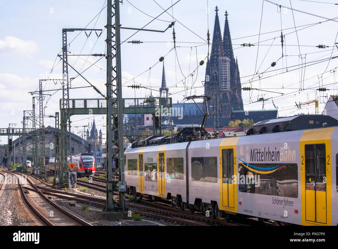 z-ge-auf-dem-weg-zum-und-vom-bahnhof-der-kathedrale-k-ln-deutschland