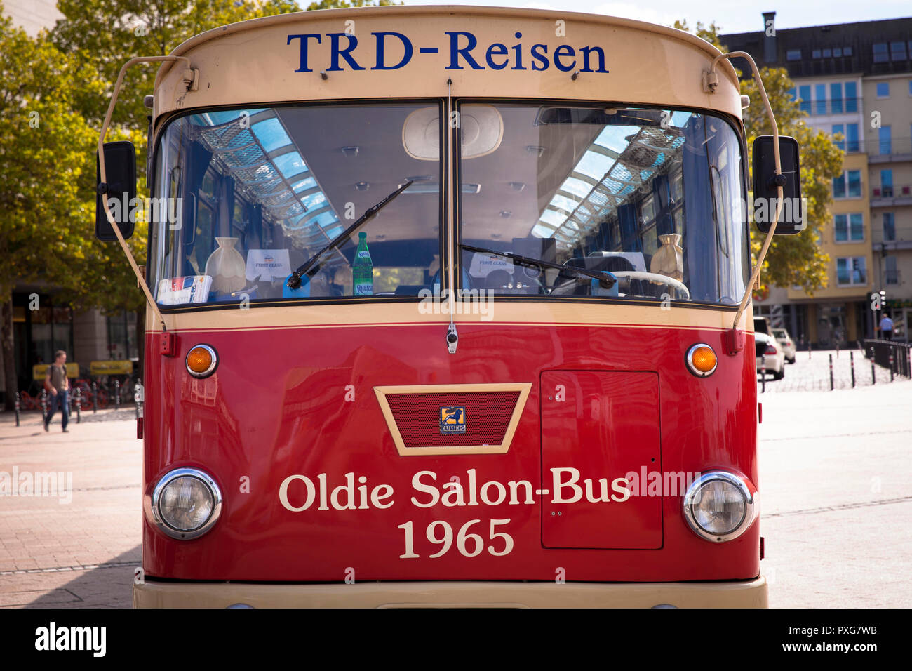 Buessing Oldtimer Bus von 1965 auf der Mediapark, Köln, Deutschland. Buessing Oldtimer Reisebus von 1965 im Mediapark, Köln, Deutschland. Stockfoto