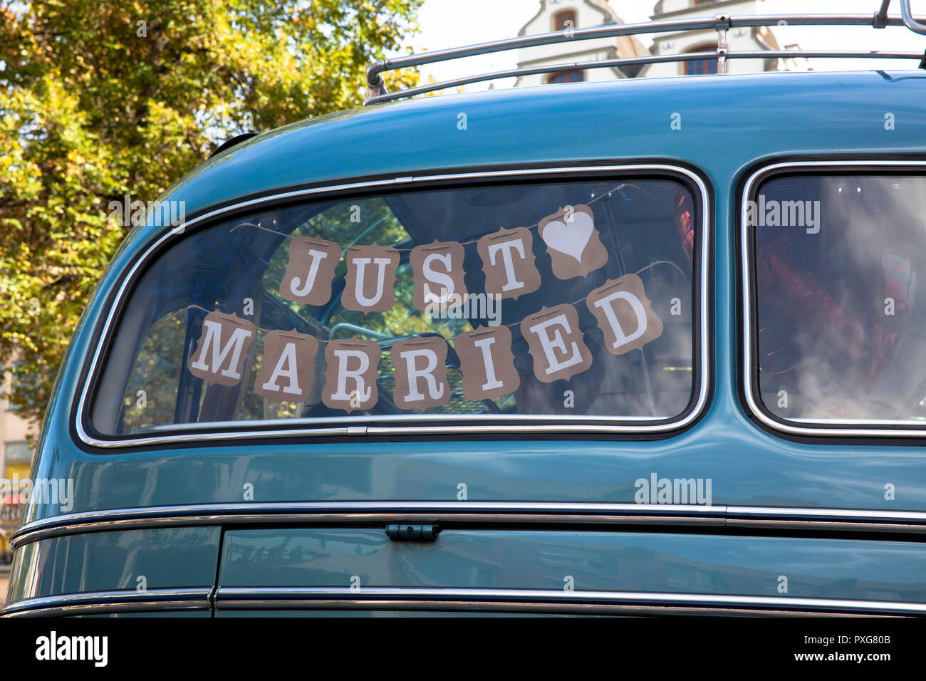 Mercedes Benz Oldtimer Bus Modell O 321 H Auf Dem Heumarkt Buchten Fur Eine Hochzeit Koln Deutschland Mercedes Benz Oldtimer Modell Reisebus O 321 H In D Stockfotografie Alamy