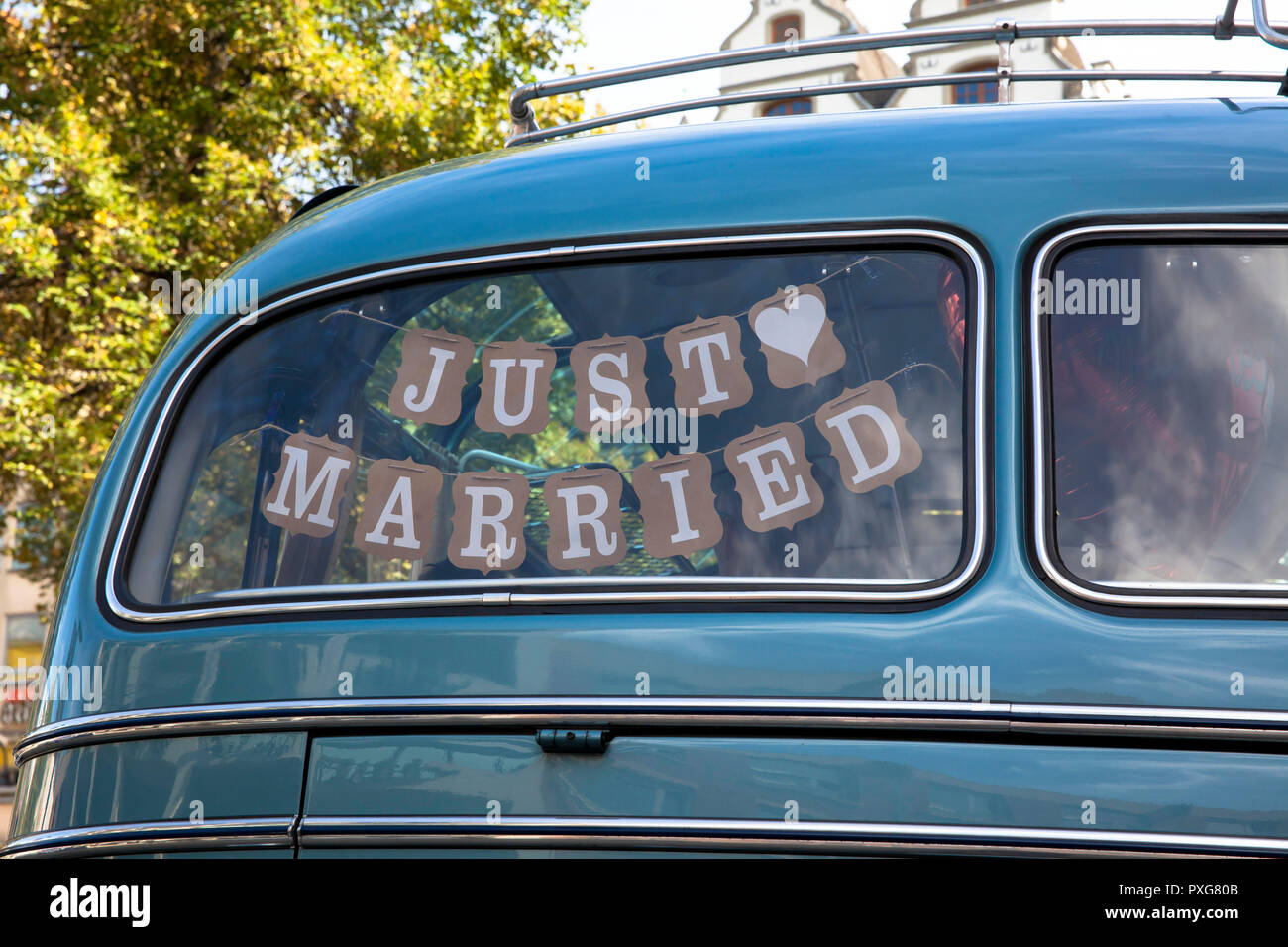 Mercedes-Benz Oldtimer Bus Modell O 321 H auf dem Heumarkt, buchten für eine Hochzeit, Köln, Deutschland. Mercedes-Benz Oldtimer Modell Reisebus O 321 H in d Stockfoto