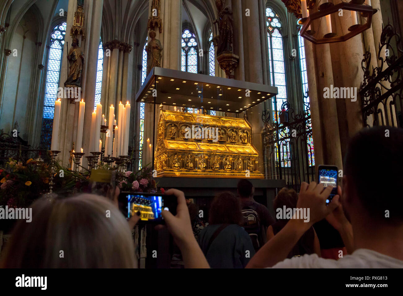 Die Besucher nehmen Bilder der Schrein der Heiligen Drei Könige am Dom, Köln, Deutschland. Besucher/ den Dreikoenigsschrein im Dom, Koel Stockfoto