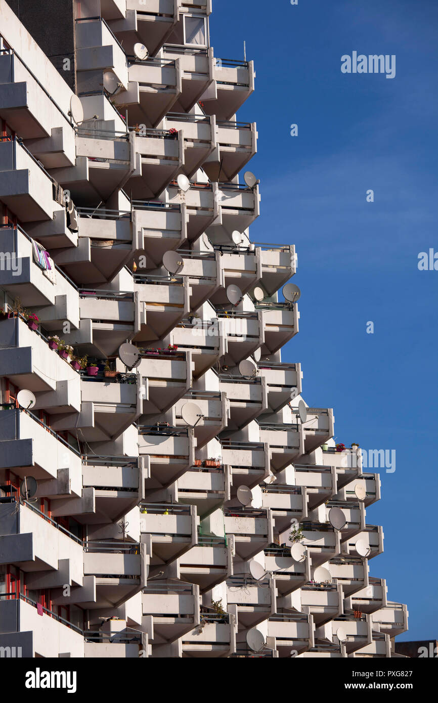 Hochhäuser im Stadtteil Chorweiler, Satellitenschüsseln, Köln, Deutschland. Hochhaeuser im Stadtteil Chorweiler, Satellitenschuesseln, Koeln, Stockfoto