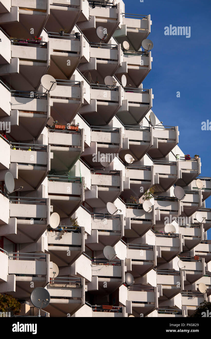 Hochhäuser im Stadtteil Chorweiler, Satellitenschüsseln, Köln, Deutschland. Hochhaeuser im Stadtteil Chorweiler, Satellitenschuesseln, Koeln, Stockfoto