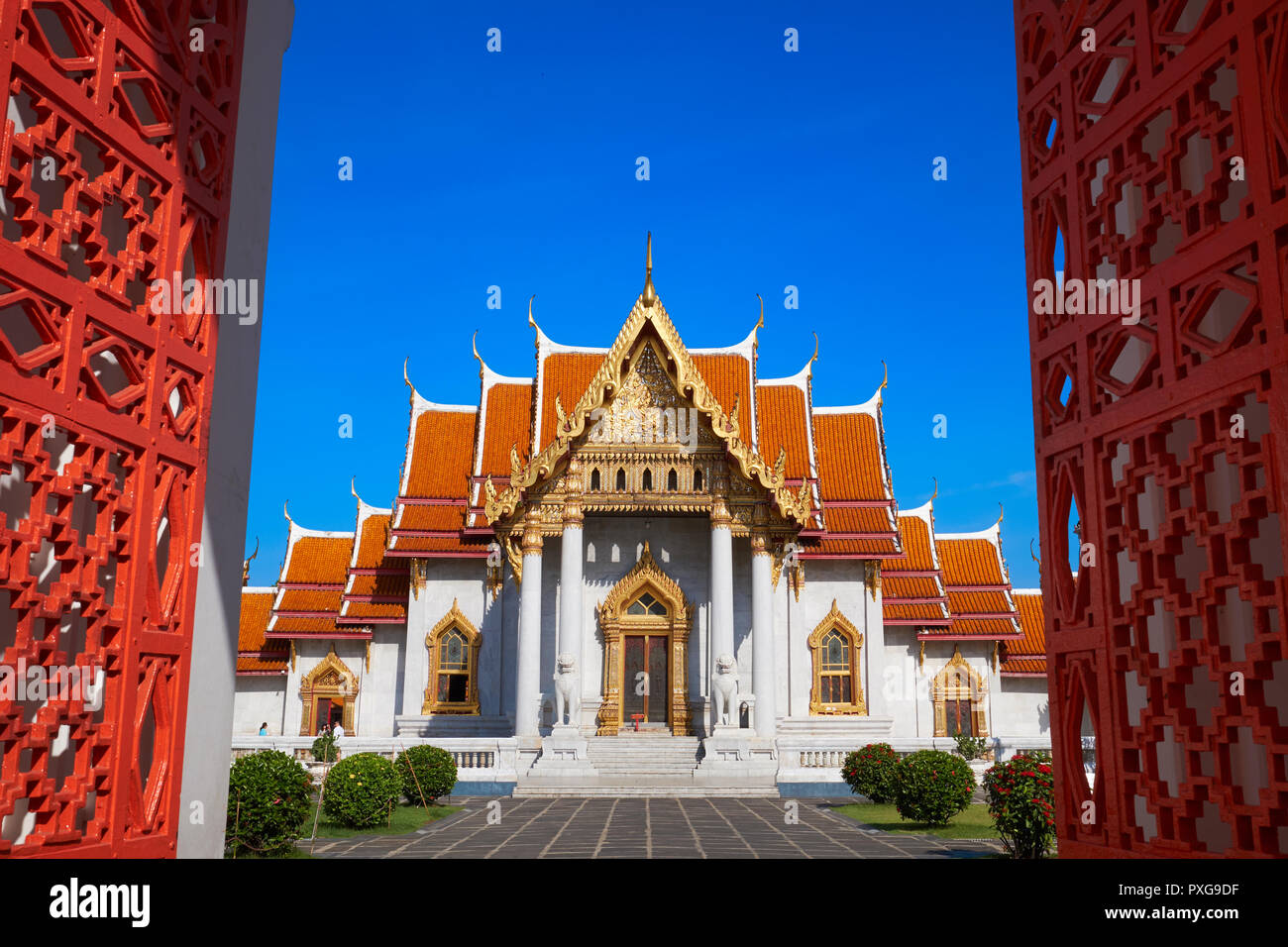 Wat Benchamabophit oder Marmor Tempel in Bangkok, Thailand, am frühen Morgen aus ihren östlichen Tor gesehen Stockfoto