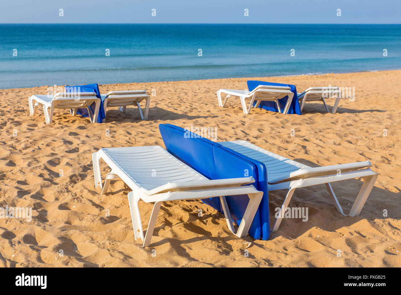 Leeren Strand mit blauem Meer und Strand Betten am Morgen Stockfoto