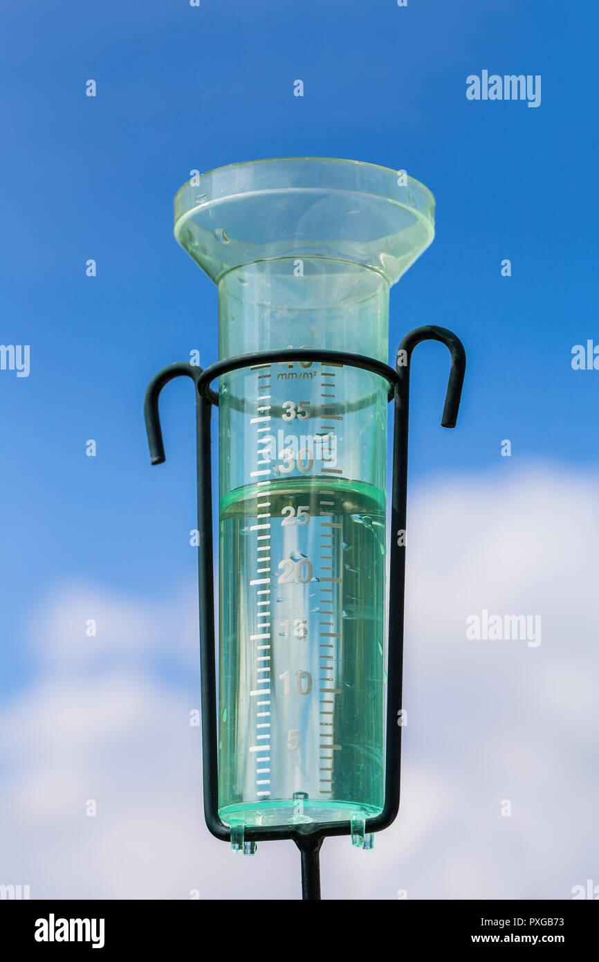 Wasserzähler mit Regenwasser Wolke und blauer Himmel Stockfoto