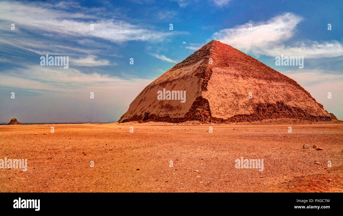 Panoramablick auf Knickpyramide des Snofru Pharao bei Dahsur, Kairo, Ägypten Stockfoto