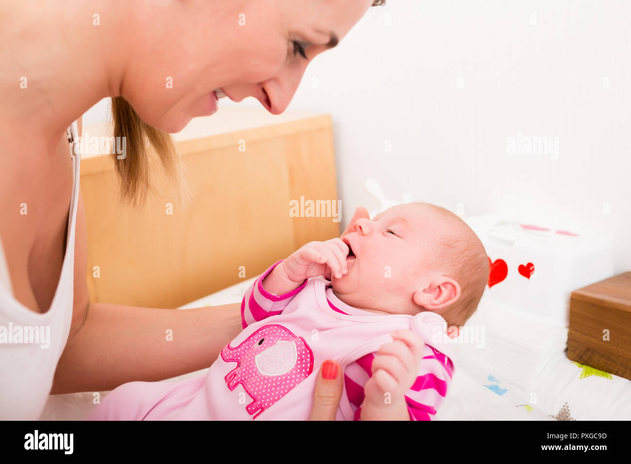 Frau, die ihr neugeborenes baby Stockfoto