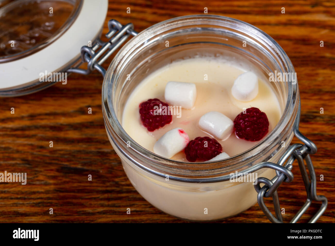 Panna cota mit Beeren in den serviert Stockfoto