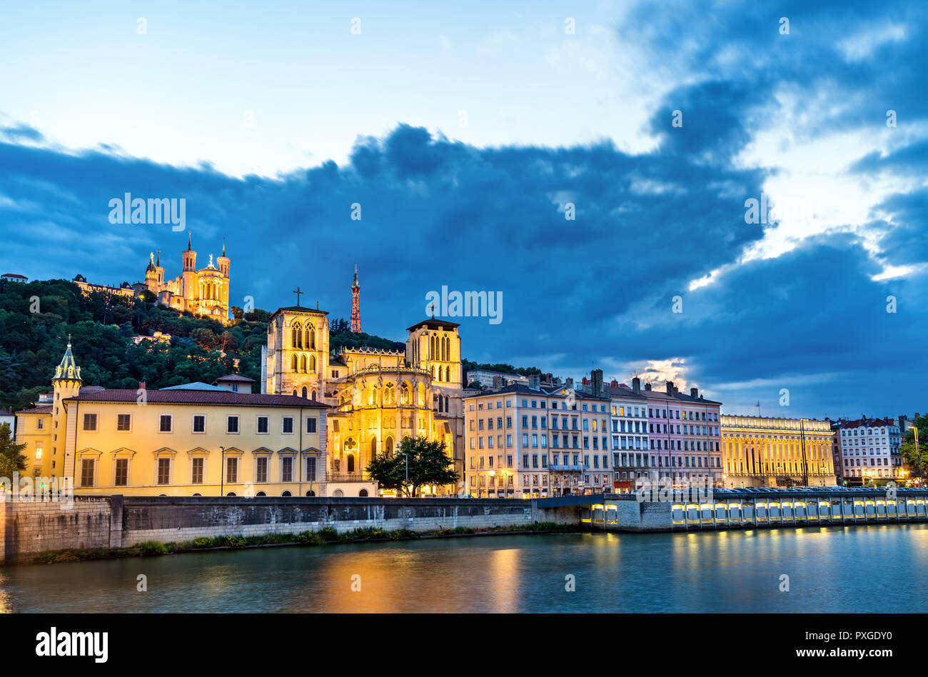 Blick auf die Kathedrale von Lyon und der Basilika Notre-Dame de Fourviere. Lyon, Frankreich Stockfoto