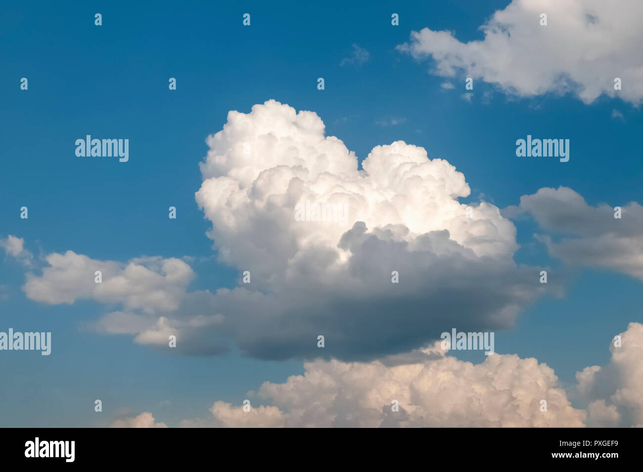 Schöne cumulus cloudscape auf blauem Himmel Hintergrund. In Tirol, Österreich fotografiert. Stockfoto