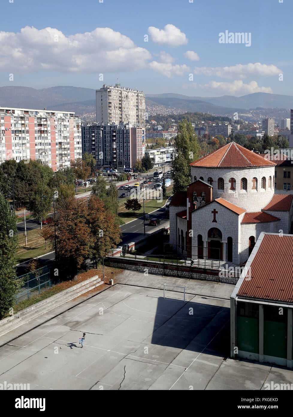 Ein Mann spielt Fußball in der Marijin Dvor Bezirk von Sarajevo, nahe der Straße Zmaja od Bosne, wie die niper Alley" bekannt während der Belagerung von Sarajevo Stockfoto