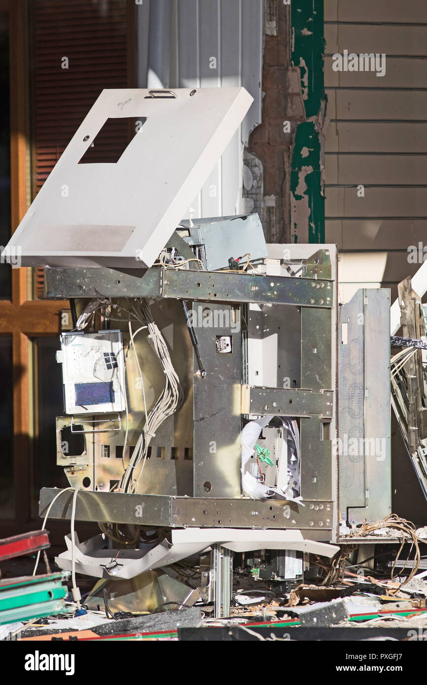 Die Szene nach einer Explosion in einem ATM-Raid in den frühen Stunden des Morgens in einem Postamt im Spondon, Derbyshire. Stockfoto