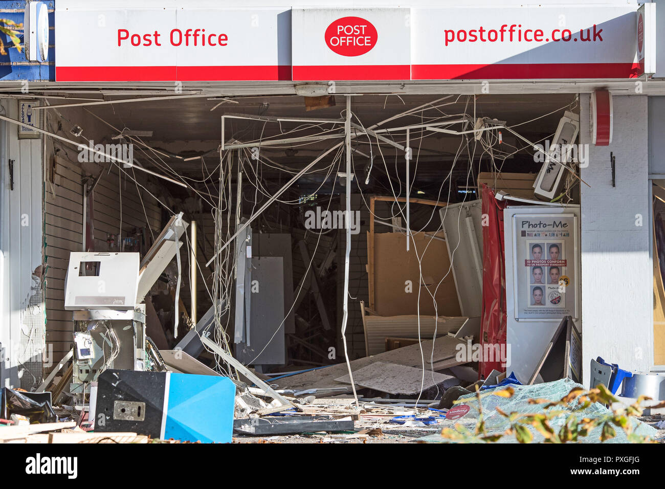 Die Szene nach einer Explosion in einem ATM-Raid in den frühen Stunden des Morgens in einem Postamt im Spondon, Derbyshire. Stockfoto